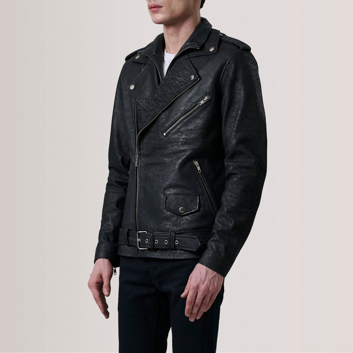 
Kole ヴィンテージブラック Leather Double Rider レザージャケット メンズ - 袖の立体カッティングと洗練されたテーパードフィットを見せる側面ビュー