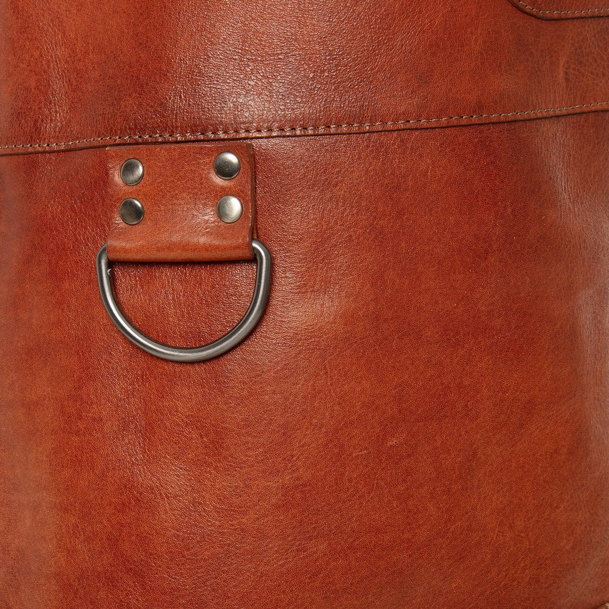 Close-Up Detail of Classic Collar &amp; Heavy-Duty Zipper Hardware on Leather Apron Churrasco レディース