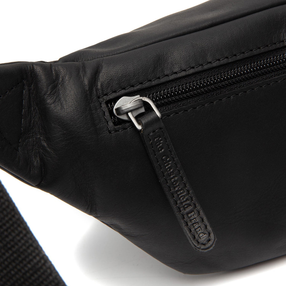 
Solid Antique Brass Hardware & Heavy-Duty Dual Zipper Detail on Brana フルグレインレザー ウエストバッグ