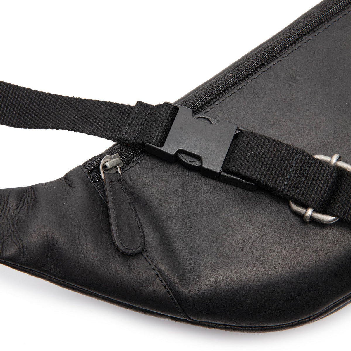 
Solid Antique Brass Hardware & Heavy-Duty Dual Zipper Detail on Vernio フルグレインレザー ウエストバッグ