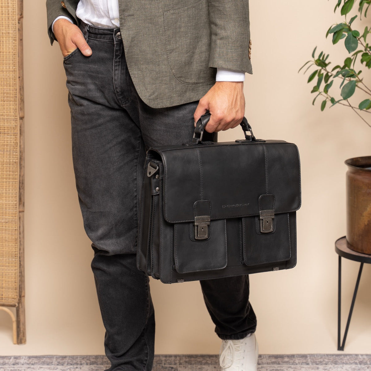 Solid Antique Brass Hardware &amp; Heavy-Duty Dual Zipper Detail on Springfield Full-Grain Leather Briefcase レディース