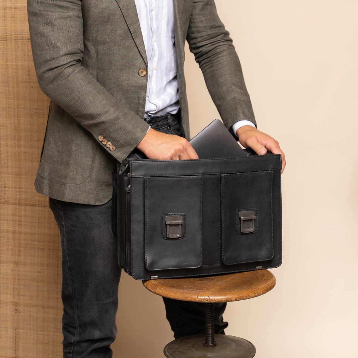 Springfield Full-Grain Leather Briefcase レディース - Structured Side Profile Showing Gusset Depth &amp; Expansion Capacity