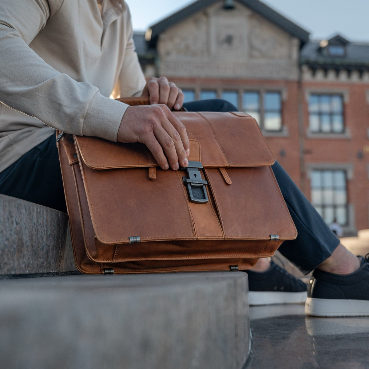 Stuttgart Full-Grain Leather Briefcase レディース – alternate product view 2
