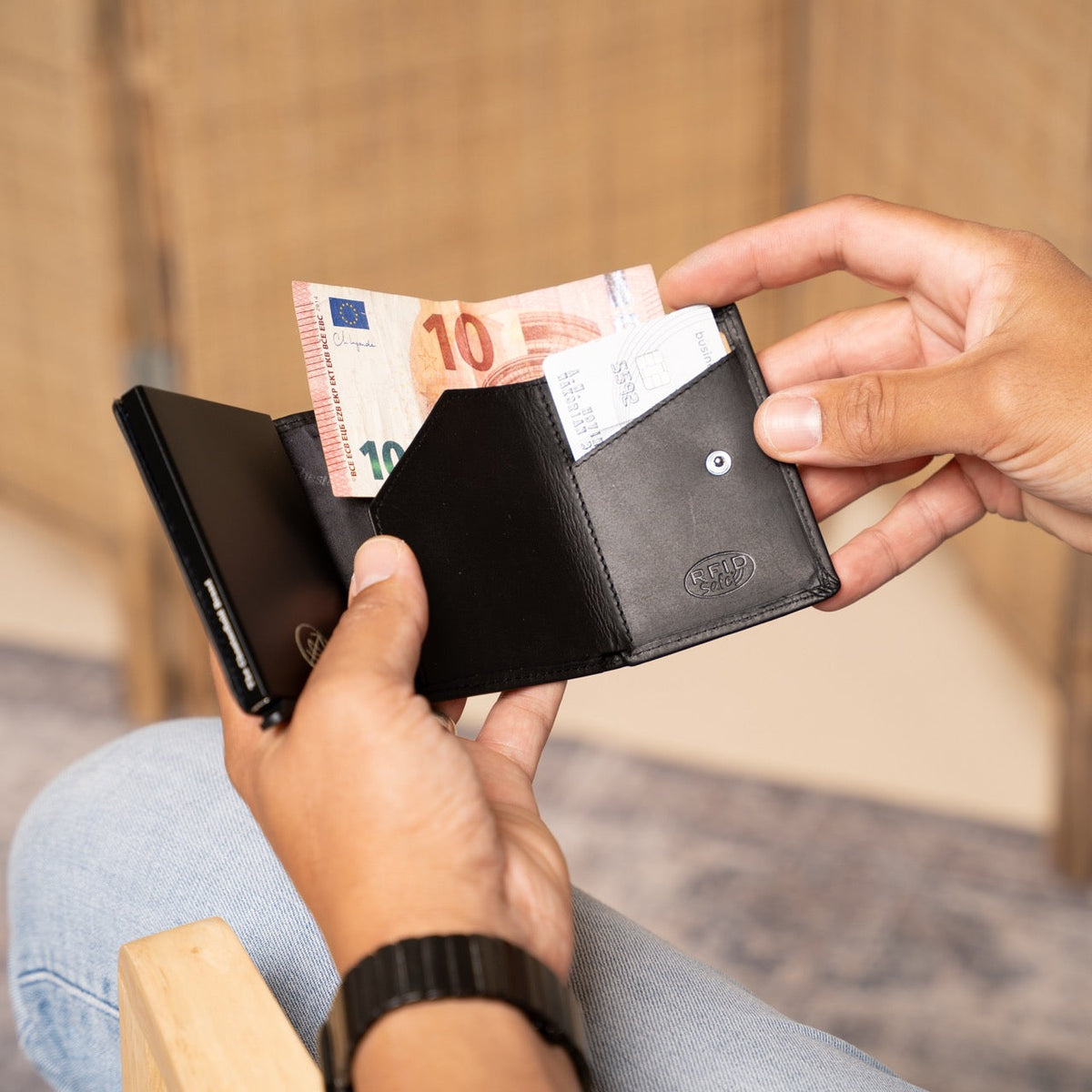 Lancaster Full-Grain Leather Card Holder レディース - Structured Side Profile Showing Gusset Depth &amp; Expansion Capacity