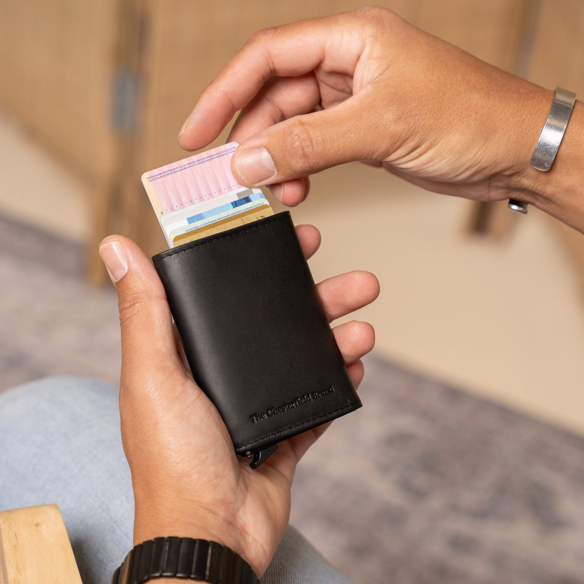 
Classic 100% Full-Grain Leather Card Holder - 補強レザーストラップと丁寧な縫製が際立つ背面ビュー