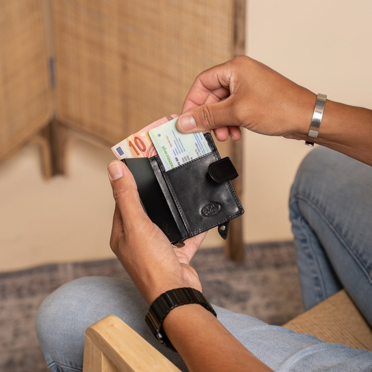 Prague Full-Grain Leather Card Holder レディース - Structured Side Profile Showing Gusset Depth &amp; Expansion Capacity