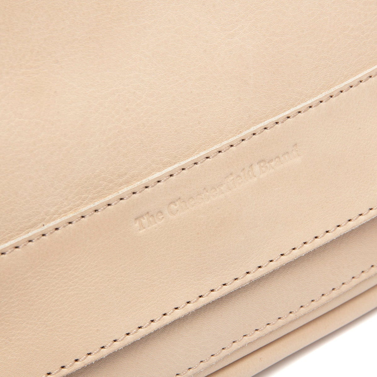 
Solid Antique Brass Hardware & Heavy-Duty Dual Zipper Detail on Ann フルグレインレザー クロスボディバッグ