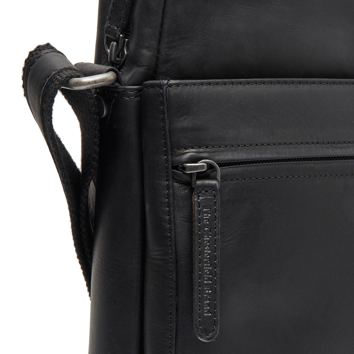 Anzora Full-Grain Leather Crossbody Bag - マチの奥行きと拡張容量を示す立体的なサイドプロファイル