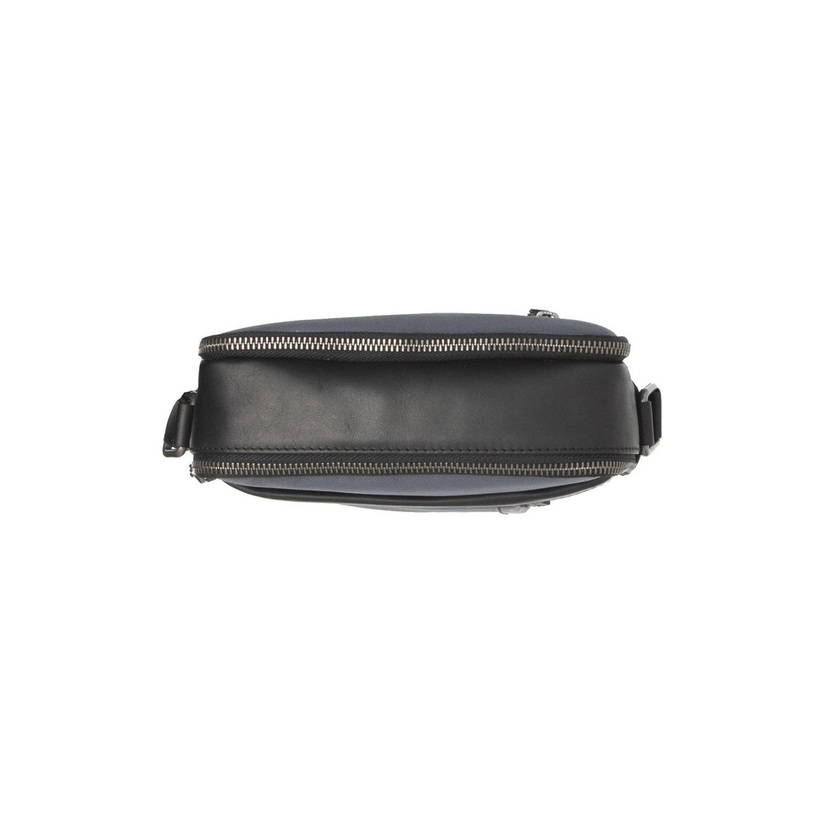 Arendal Full-Grain Leather Crossbody Bag - マチの奥行きと拡張容量を示す立体的なサイドプロファイル