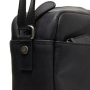 
Classic 100% Full-Grain leather Bag - 補強レザーストラップと丁寧な縫製が際立つ背面ビュー
