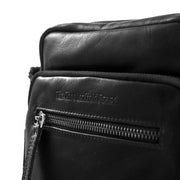 
Solid Antique Brass Hardware & Heavy-Duty Dual Zipper Detail on Birmingham フルグレインレザー クロスボディバッグ