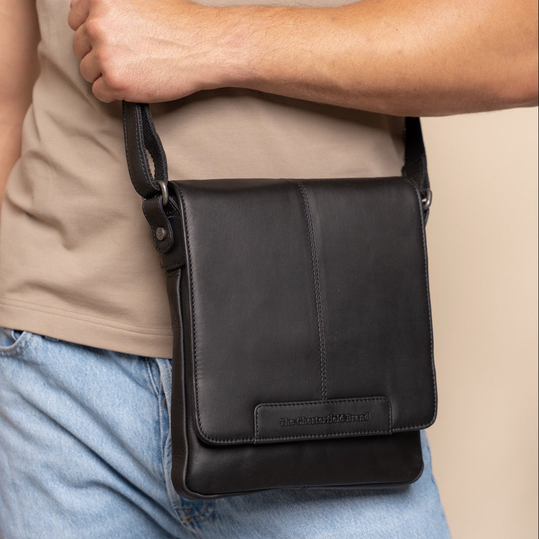 
Classic 100% Full-Grain leather Bag - 補強レザーストラップと丁寧な縫製が際立つ背面ビュー