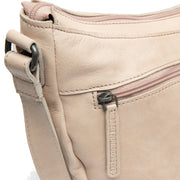 
Solid Antique Brass Hardware & Heavy-Duty Dual Zipper Detail on Clarita フルグレインレザー クロスボディバッグ