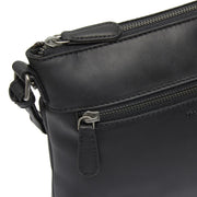 
Classic 100% Full-Grain leather Bag - 補強レザーストラップと丁寧な縫製が際立つ背面ビュー