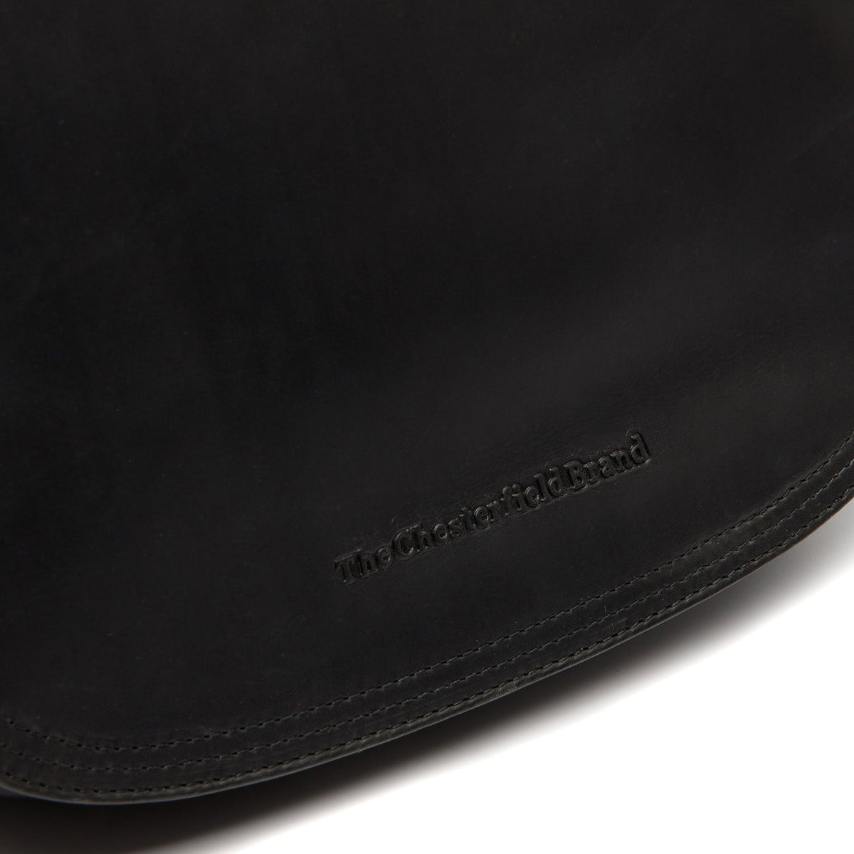 
Solid Antique Brass Hardware & Heavy-Duty Dual Zipper Detail on Everglades フルグレインレザー クロスボディバッグ