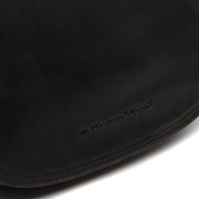 
Solid Antique Brass Hardware & Heavy-Duty Dual Zipper Detail on Everglades フルグレインレザー クロスボディバッグ