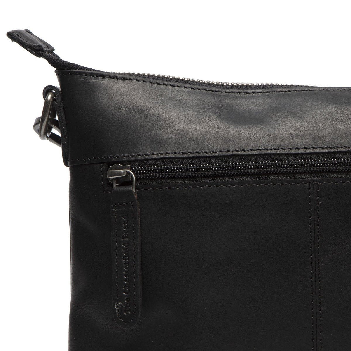 
Solid Antique Brass Hardware & Heavy-Duty Dual Zipper Detail on Faro フルグレインレザー クロスボディバッグ