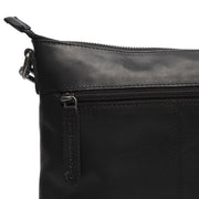 
Solid Antique Brass Hardware & Heavy-Duty Dual Zipper Detail on Faro フルグレインレザー クロスボディバッグ
