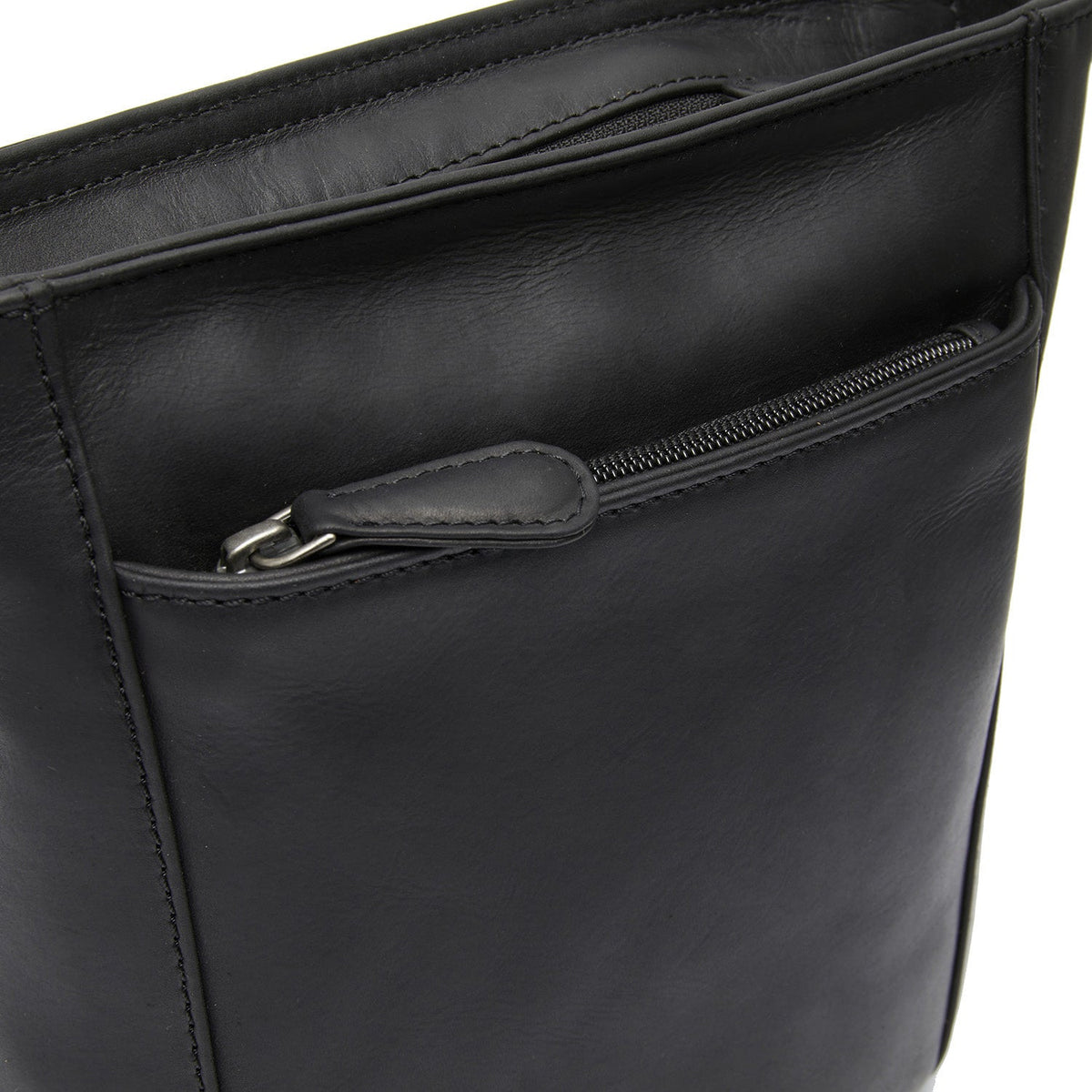 
Fintona フルグレインレザー クロスボディバッグ - マチの奥行きと拡張容量を示す立体的なサイドプロファイル