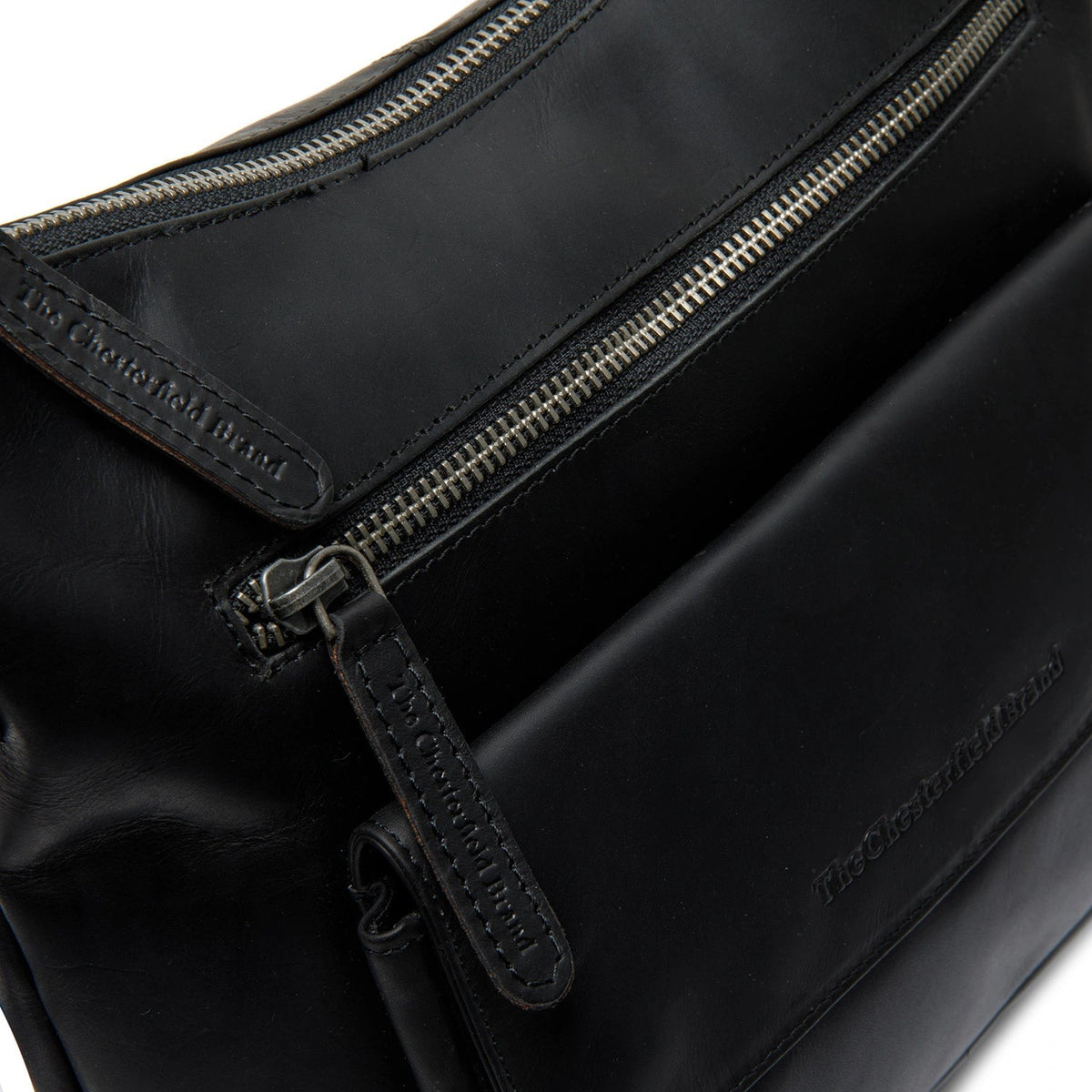 
Classic 100% Full-Grain leather Bag - 補強レザーストラップと丁寧な縫製が際立つ背面ビュー