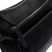
Classic 100% Full-Grain leather Bag - 補強レザーストラップと丁寧な縫製が際立つ背面ビュー
