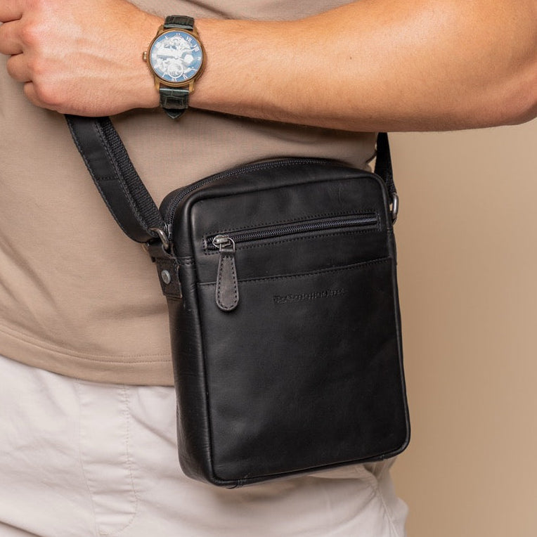 
Classic 100% Full-Grain leather Bag - 補強レザーストラップと丁寧な縫製が際立つ背面ビュー