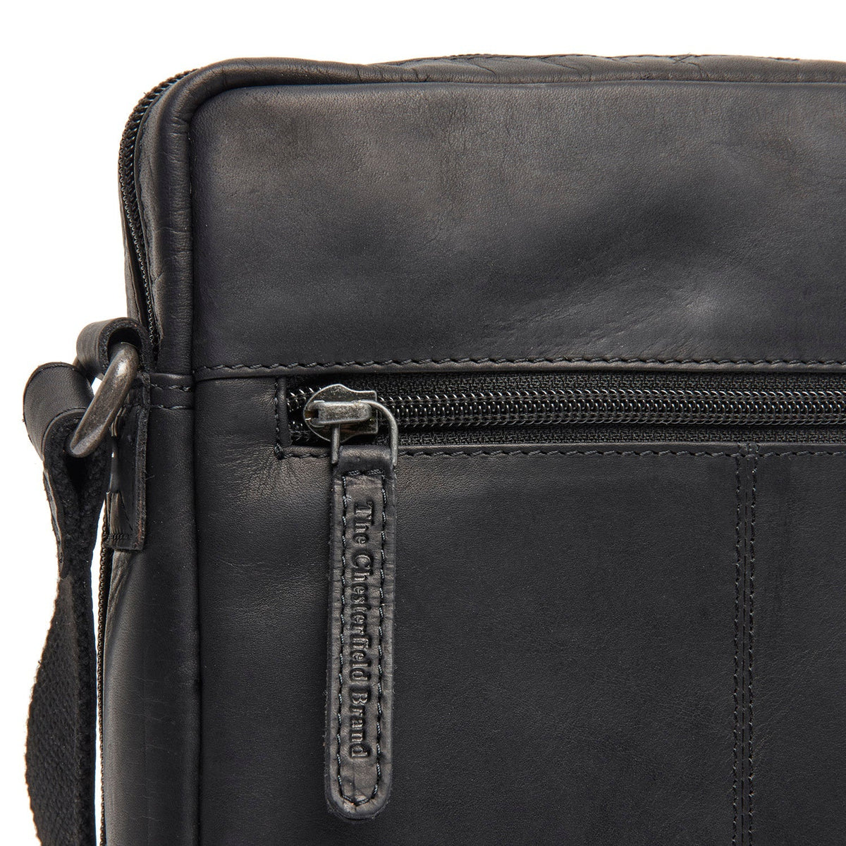 
Solid Antique Brass Hardware & Heavy-Duty Dual Zipper Detail on Montira フルグレインレザー クロスボディバッグ