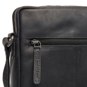 
Solid Antique Brass Hardware & Heavy-Duty Dual Zipper Detail on Montira フルグレインレザー クロスボディバッグ