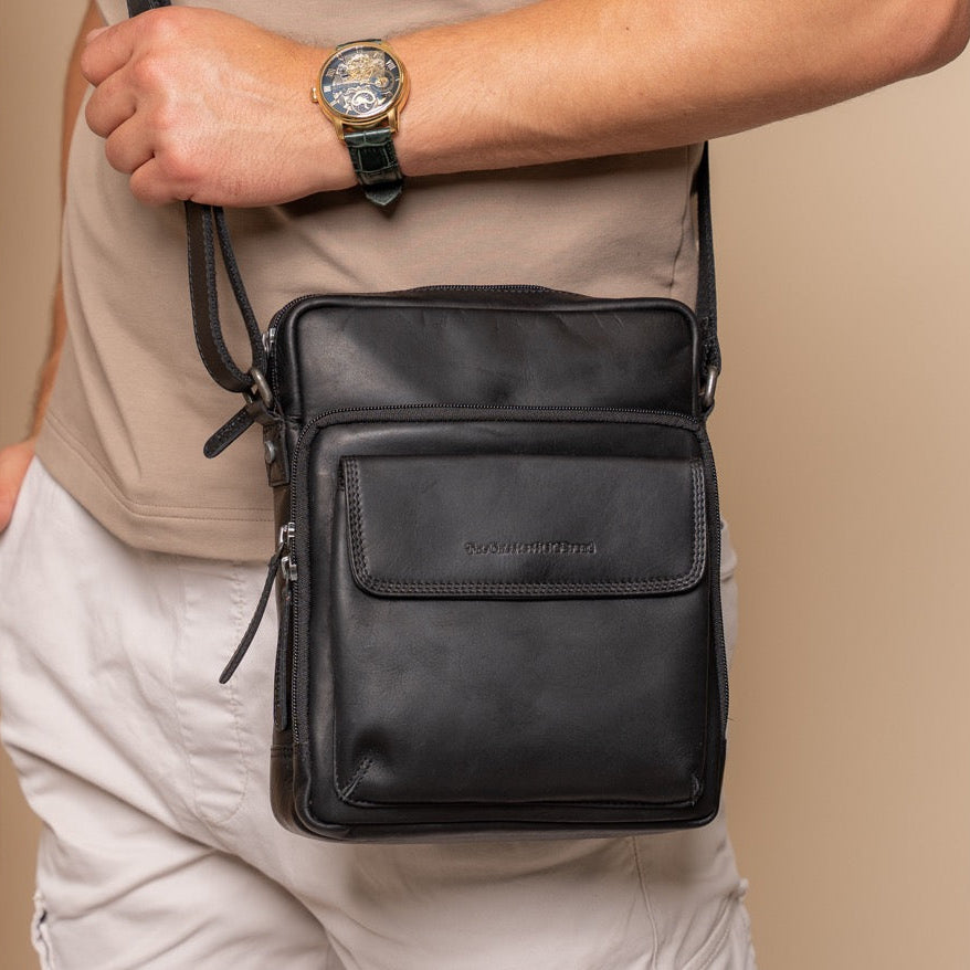 
Classic 100% Full-Grain leather Bag - 補強レザーストラップと丁寧な縫製が際立つ背面ビュー