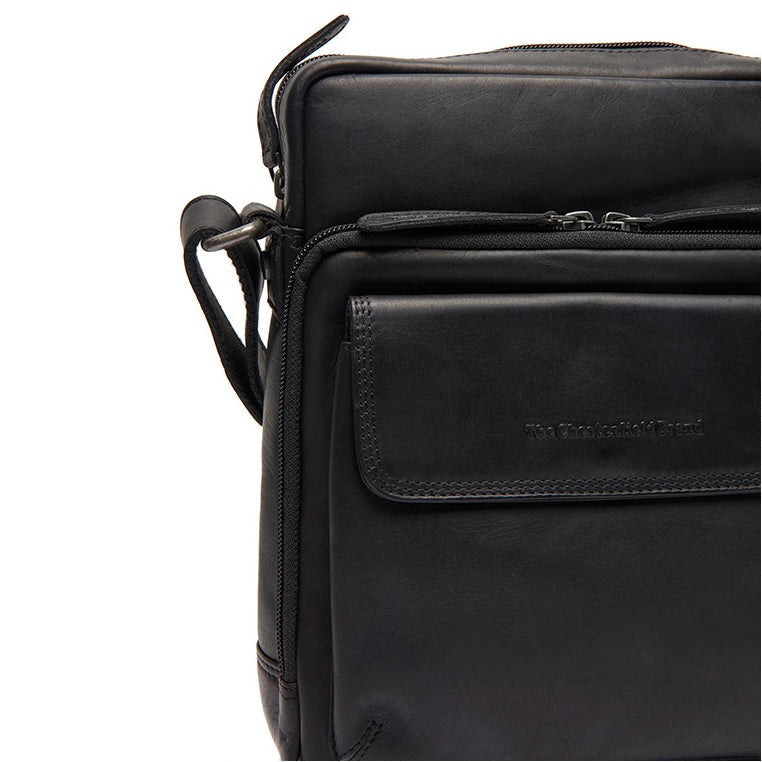 Montira Full-Grain Leather Crossbody Bag - マチの奥行きと拡張容量を示す立体的なサイドプロファイル