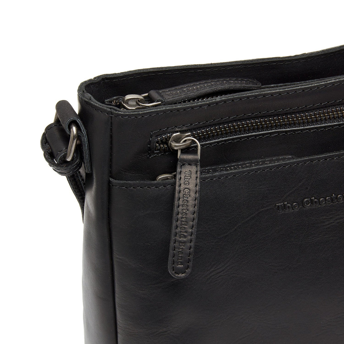 
Solid Antique Brass Hardware & Heavy-Duty Dual Zipper Detail on Mumbai フルグレインレザー クロスボディバッグ