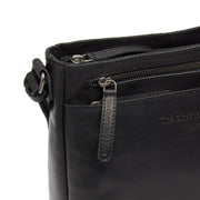 
Solid Antique Brass Hardware & Heavy-Duty Dual Zipper Detail on Mumbai フルグレインレザー クロスボディバッグ