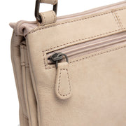 
内側ライニングビュー Showing Dedicated Padded Laptop Sleeve & Multi-Compartment Organization