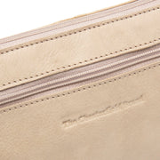 
Classic 100% Full-Grain leather Bag - 補強レザーストラップと丁寧な縫製が際立つ背面ビュー