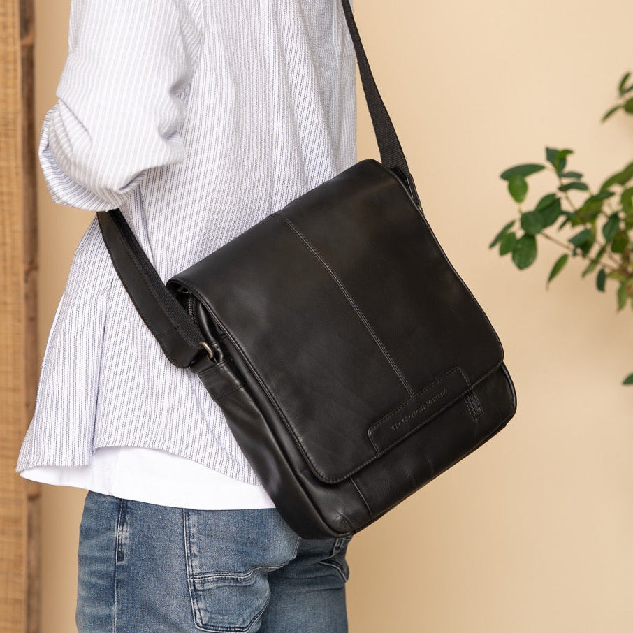 Classic 100% Full-Grain leather Bag - 補強レザーストラップと丁寧な縫製が際立つ背面ビュー