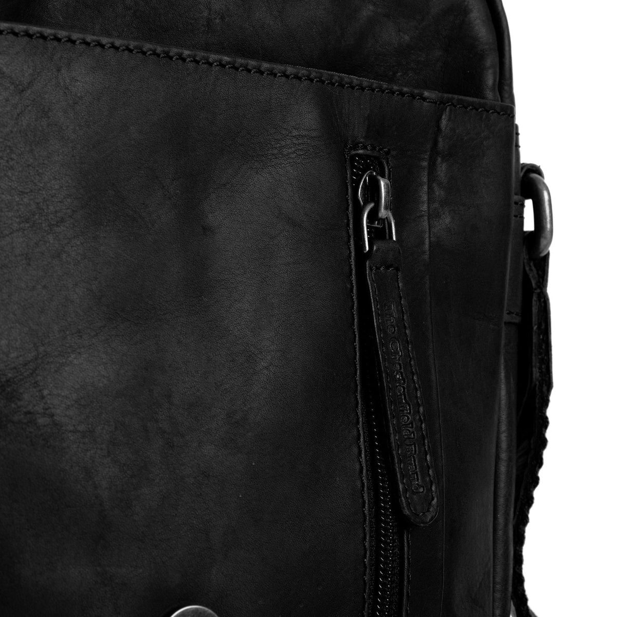 
Solid Antique Brass Hardware & Heavy-Duty Dual Zipper Detail on Remy フルグレインレザー クロスボディバッグ
