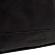 
Classic 100% Full-Grain leather Bag - 補強レザーストラップと丁寧な縫製が際立つ背面ビュー