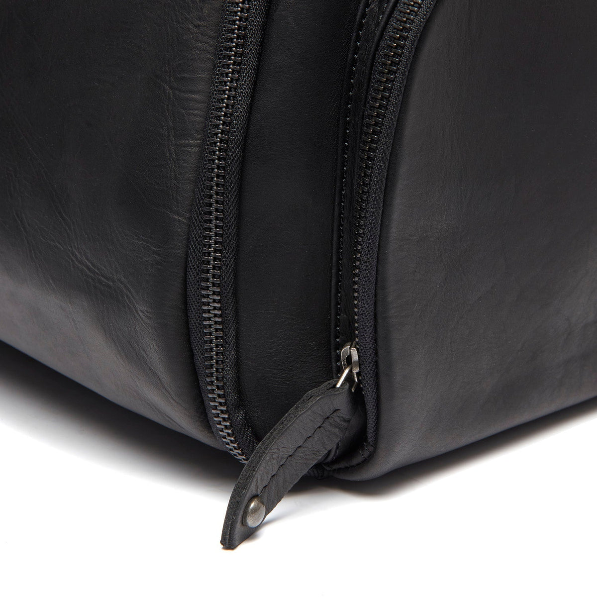 Leather Garment Bag Finlay レディース - Lateral Side Profile View Showing Sleeve Cut &amp; Athletic Taper Fit