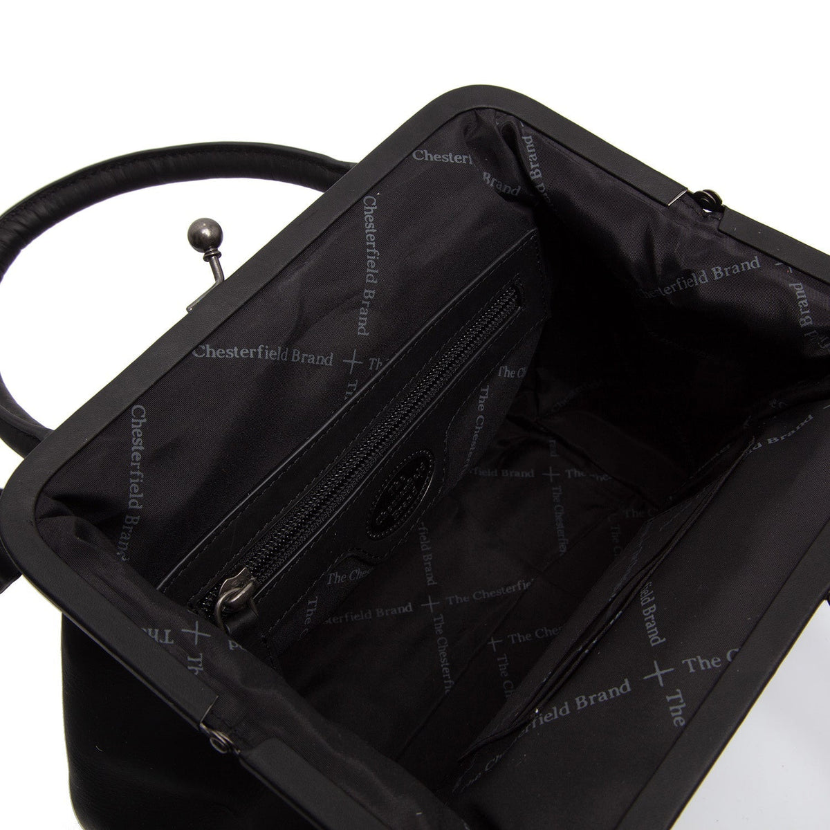 クローズアップ詳細 of Classic Collar &amp; Heavy-Duty Zipper Hardware on Chili フルグレインレザー Handbag