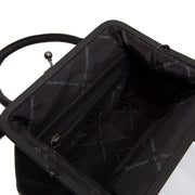 クローズアップ詳細 of Classic Collar &amp; Heavy-Duty Zipper Hardware on Chili フルグレインレザー Handbag