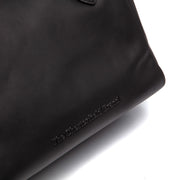 Chili フルグレインレザー Handbag - 袖の立体カッティングと洗練されたテーパードフィットを見せる側面ビュー