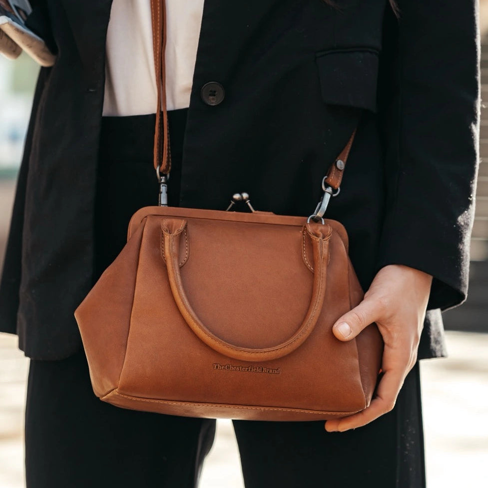 Tailored Rib Cuffs &amp; Hem Craftsmanship Construction Detail on Chili フルグレインレザー Handbag