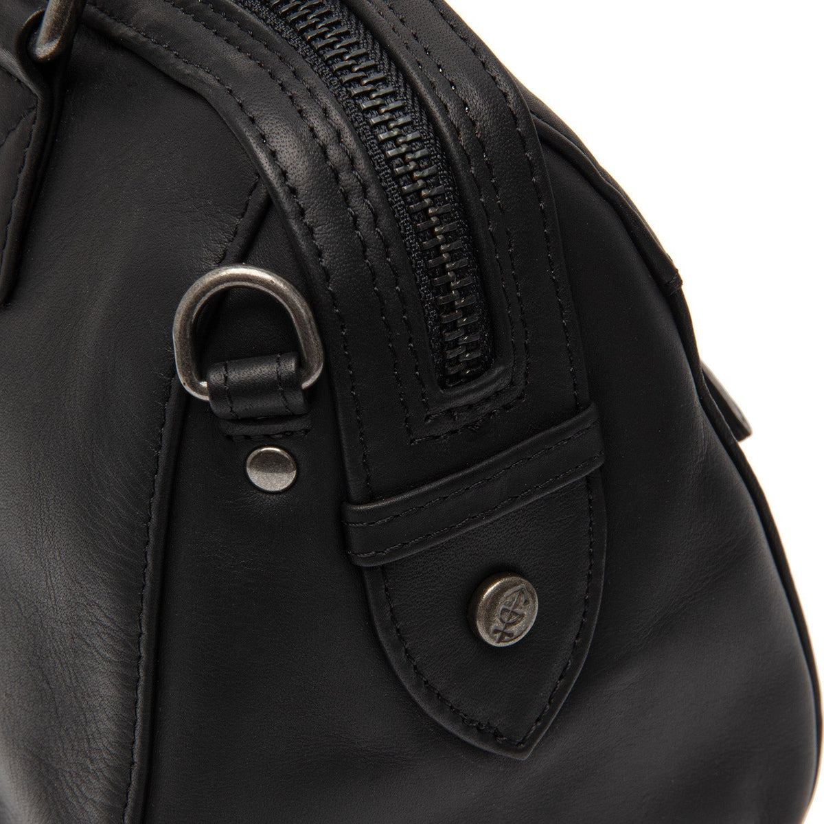 Close-Up Detail of Classic Collar &amp; Heavy-Duty Zipper Hardware on Dalford Full-Grain Leather Handbag レディース
