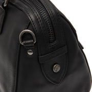 Close-Up Detail of Classic Collar &amp; Heavy-Duty Zipper Hardware on Dalford Full-Grain Leather Handbag レディース
