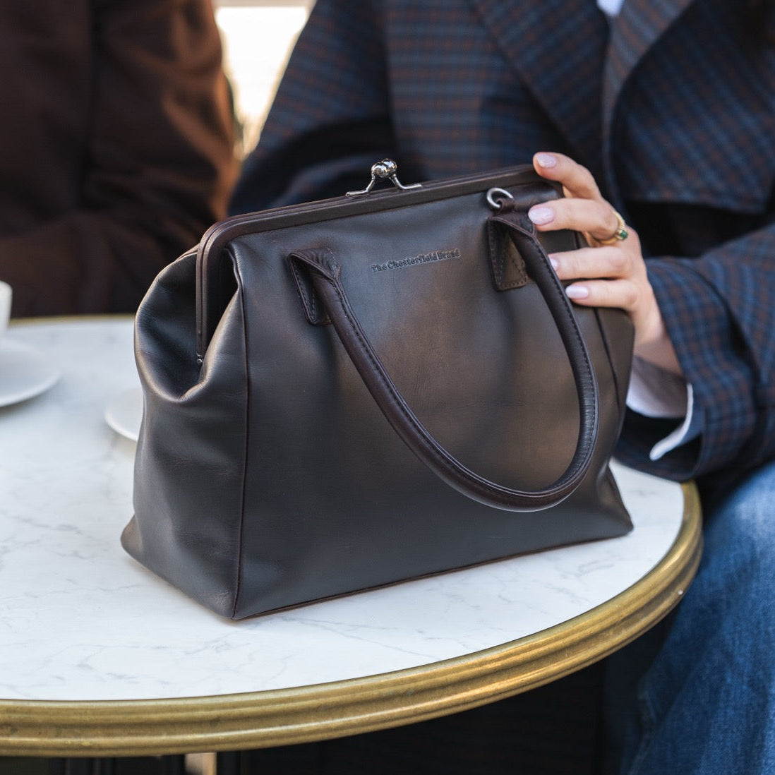 Styled Fit Perspective of Dorin Full-Grain Leather Handbag レディース on Model - Natural Daylight Drape