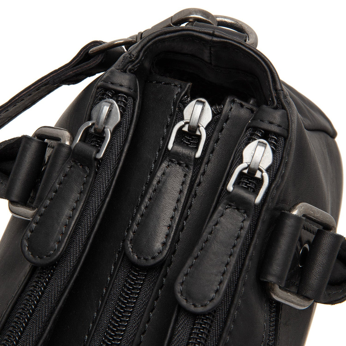 Fenja Full-Grain Leather Handbag レディース - Lateral Side Profile View Showing Sleeve Cut &amp; Athletic Taper Fit