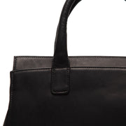 Close-Up Detail of Classic Collar &amp; Heavy-Duty Zipper Hardware on Garda Full-Grain Leather Handbag レディース
