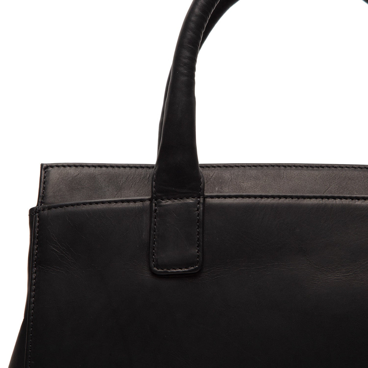 クローズアップ詳細 of Classic Collar & Heavy-Duty Zipper Hardware on Garda Full-Grain Leather Handbag