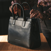 Garda Full-Grain Leather Handbag レディース - Lateral Side Profile View Showing Sleeve Cut &amp; Athletic Taper Fit