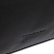 Close-Up Detail of Classic Collar &amp; Heavy-Duty Zipper Hardware on Hermosa Full-Grain Leather Handbag レディース